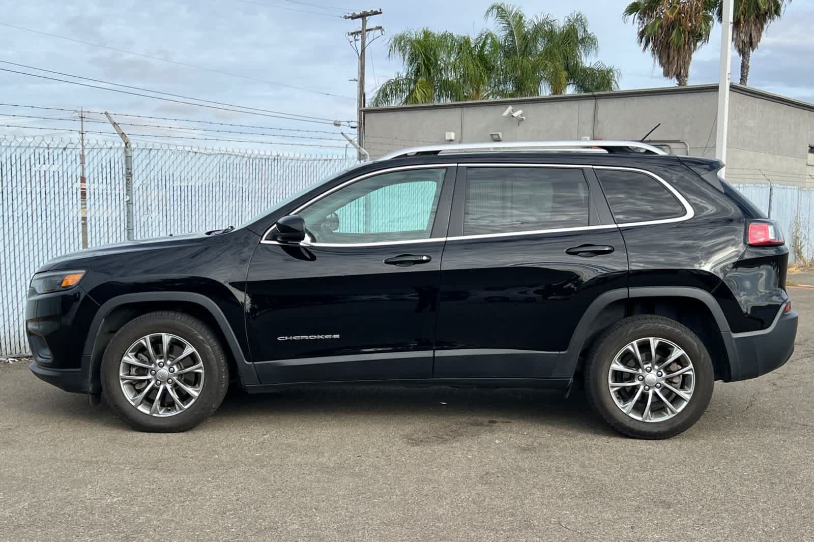 Used 2019 Jeep Cherokee Latitude Plus FWD image 2