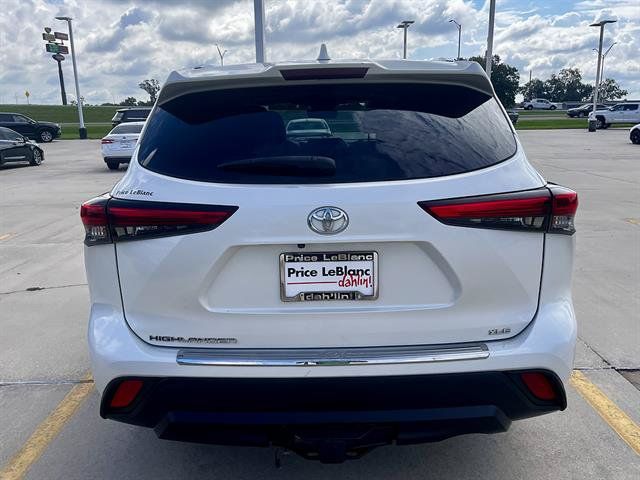 Used 2021 Toyota Highlander XLE FWD image 4