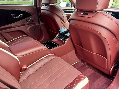 Used 2024 Bentley Flying Spur W12 image 28