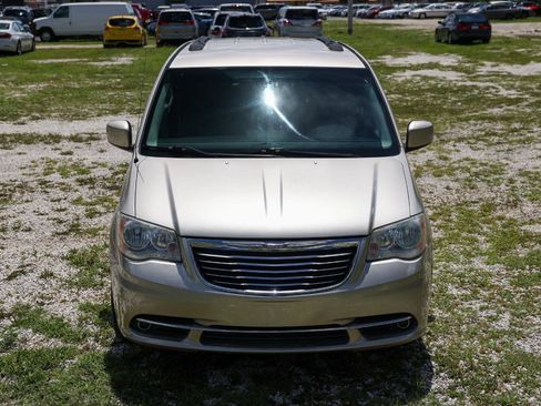 Used 2013 Chrysler Town & Country Touring FWD image 19