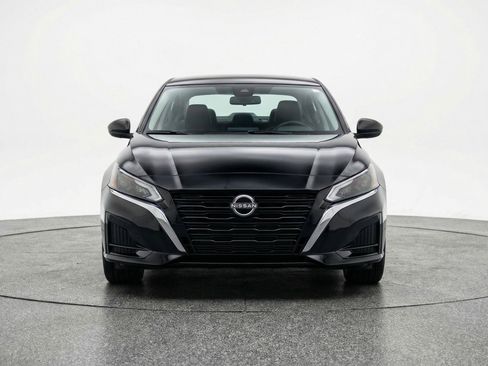 Used 2025 Nissan Altima 2.5 SV image 2