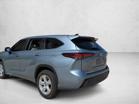 Used 2024 Toyota Highlander LE FWD image 6