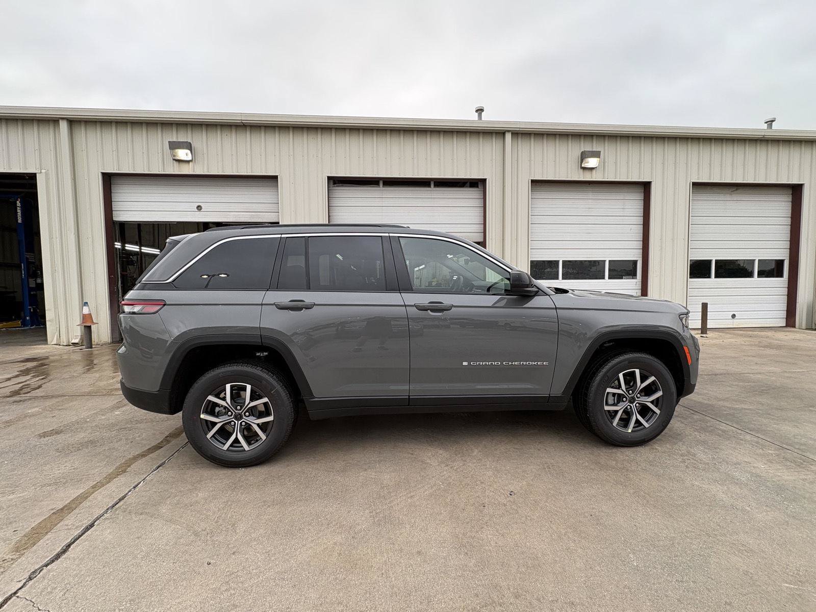 New 2027 Jeep Grand Cherokee Laredo X RWD image 6