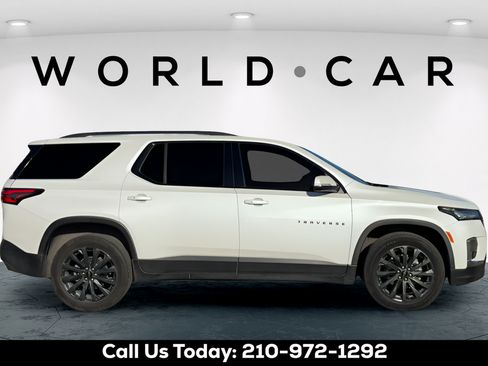 Used 2023 Chevrolet Traverse RS FWD image 2
