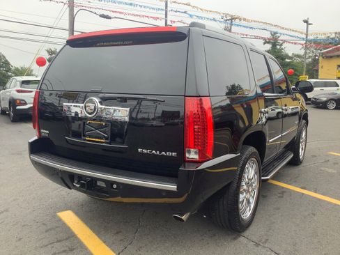 Used 2011 Cadillac Escalade Luxury image 7