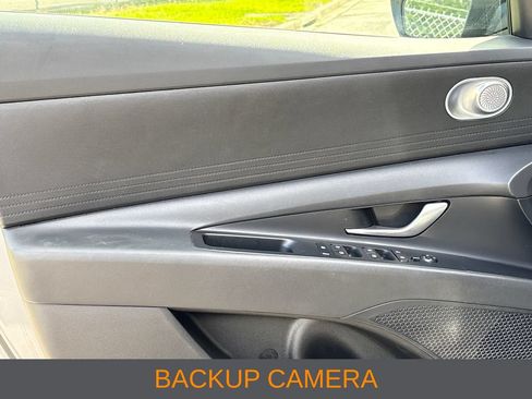 Used 2025 Hyundai Elantra SE FWD image 3