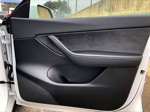 Used 2021 Tesla Model Y Long Range image 22