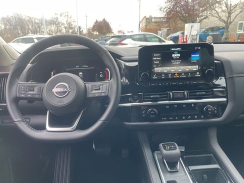 New 2025 Nissan Pathfinder Platinum image 11