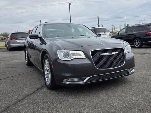 Used 2017 Chrysler 300 Limited w/ Value Package RWD image 8