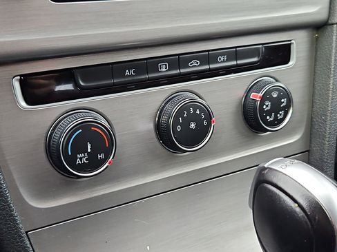 Used 2015 Volkswagen Golf TDI S image 21