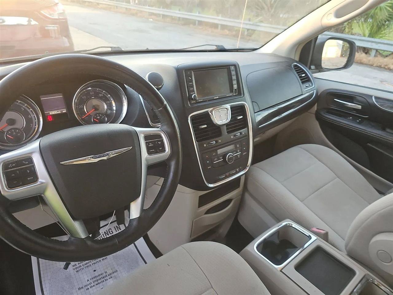 Used 2012 Chrysler Town & Country Touring FWD image 11