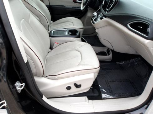Used 2020 Chrysler Pacifica Limited image 10