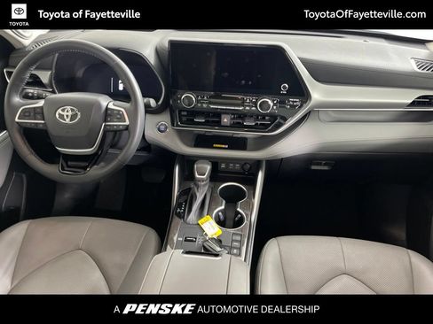 Used 2023 Toyota Highlander Platinum FWD image 20