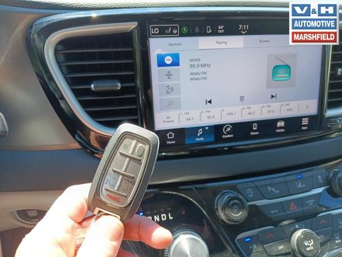 Used 2024 Chrysler Pacifica Touring-L FWD image 2