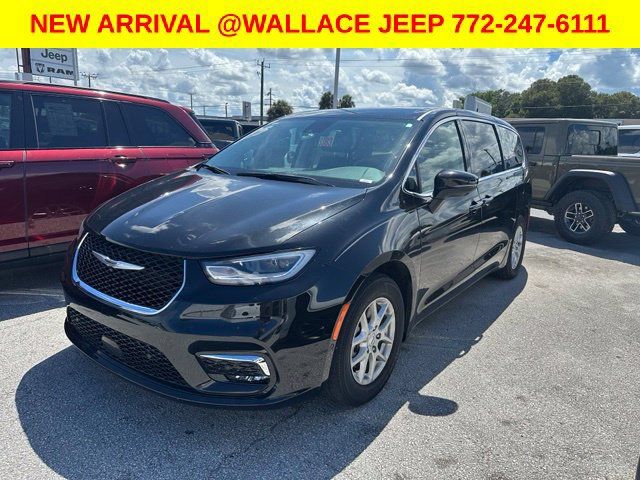 Used 2023 Chrysler Pacifica Touring-L FWD image 1