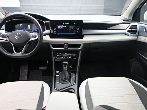 Used 2025 Volkswagen Taos SE image 9