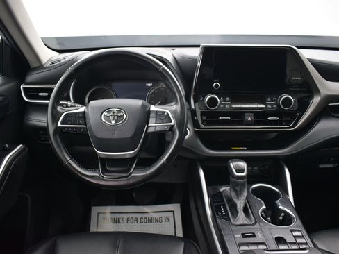 Used 2024 Toyota Highlander XLE AWD/4WD image 17