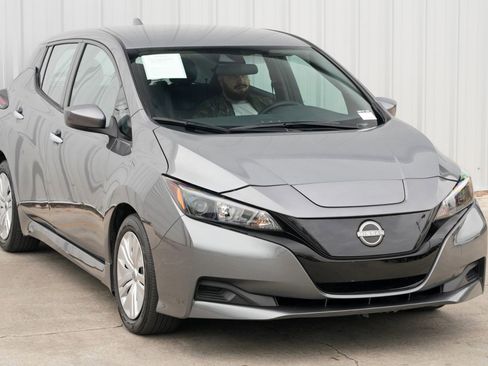 Used 2025 Nissan Leaf S image 46