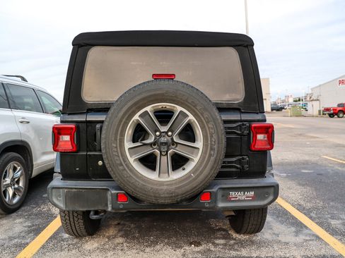 Used 2019 Jeep Wrangler Unlimited Sahara AWD/4WD image 9