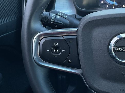 Used 2024 Volvo XC40 B5 Core image 24