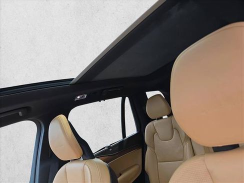 Used 2017 Volvo XC90 T8 Inscription w/ Vision Package AWD/4WD image 27