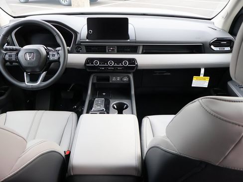 New 2025 Honda Pilot Touring image 13