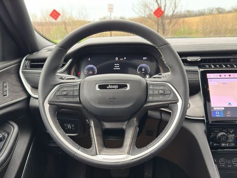 Used 2025 Jeep Grand Cherokee Limited w/ Luxury Tech Group II AWD/4WD image 32