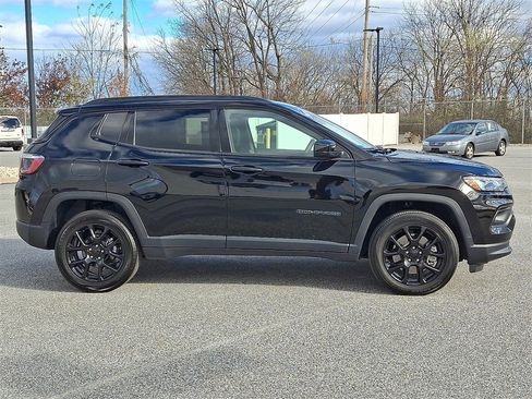 Used 2024 Jeep Compass Latitude w/ Convenience Group image 11
