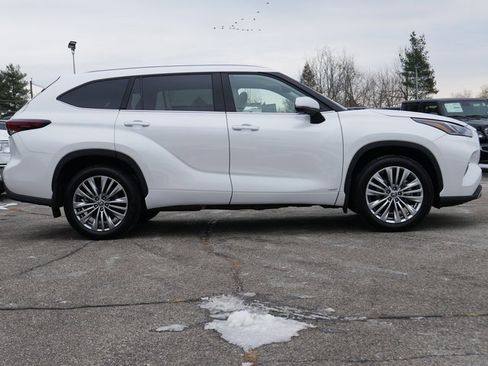 Used 2024 Toyota Highlander Platinum image 7