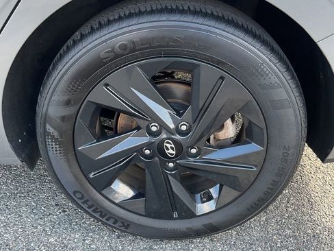 Used 2023 Hyundai Elantra SEL w/ Preferred Accessory Package image 10