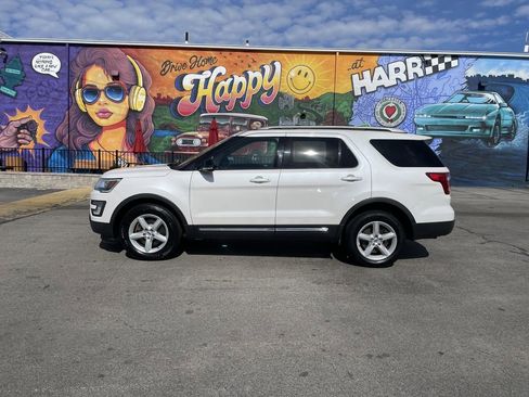 Used 2017 Ford Explorer XLT w/ Equipment Group 202A AWD/4WD image 2