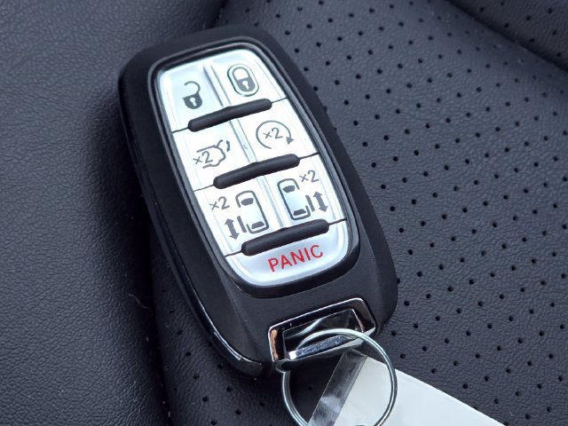 Certified 2025 Chrysler Pacifica Select w/ Fav Edition Package FWD image 37