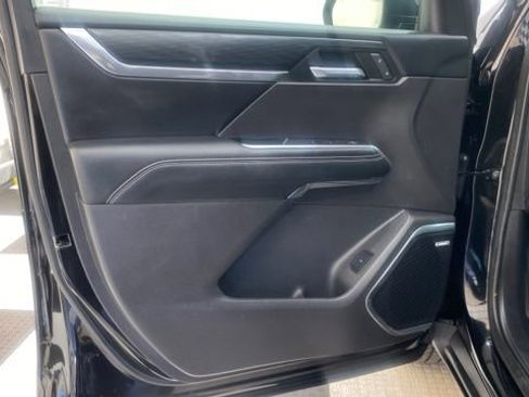 Used 2025 GMC Acadia Elevation image 13