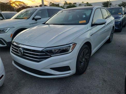 Certified 2019 Volkswagen Jetta SEL Premium image 2