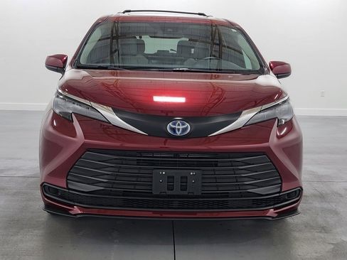 Used 2025 Toyota Sienna LE image 3