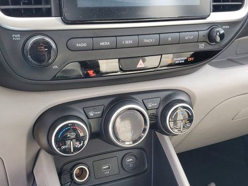 Used 2020 Hyundai Venue SEL image 23