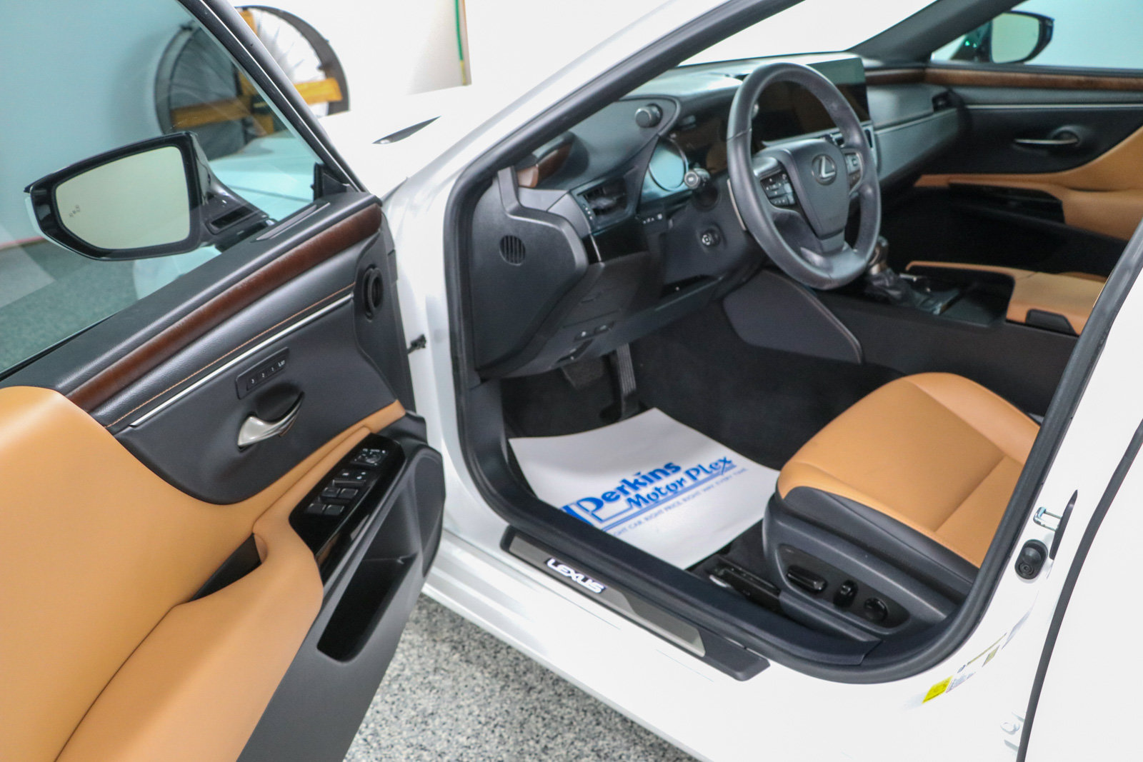 Used 2024 Lexus ES 350 w/ Premium Package FWD image 3