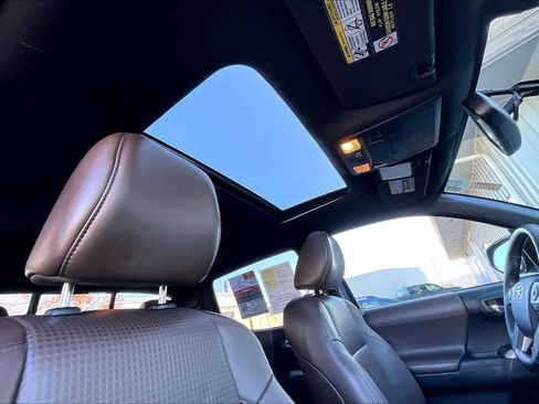 Used 2016 Toyota Tacoma Limited image 12