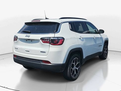 Used 2024 Jeep Compass Latitude AWD/4WD image 3