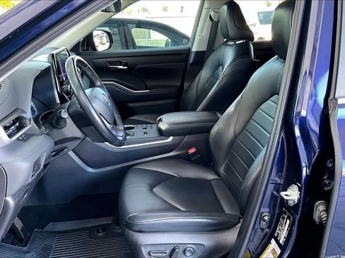 Used 2023 Toyota Highlander XLE image 7