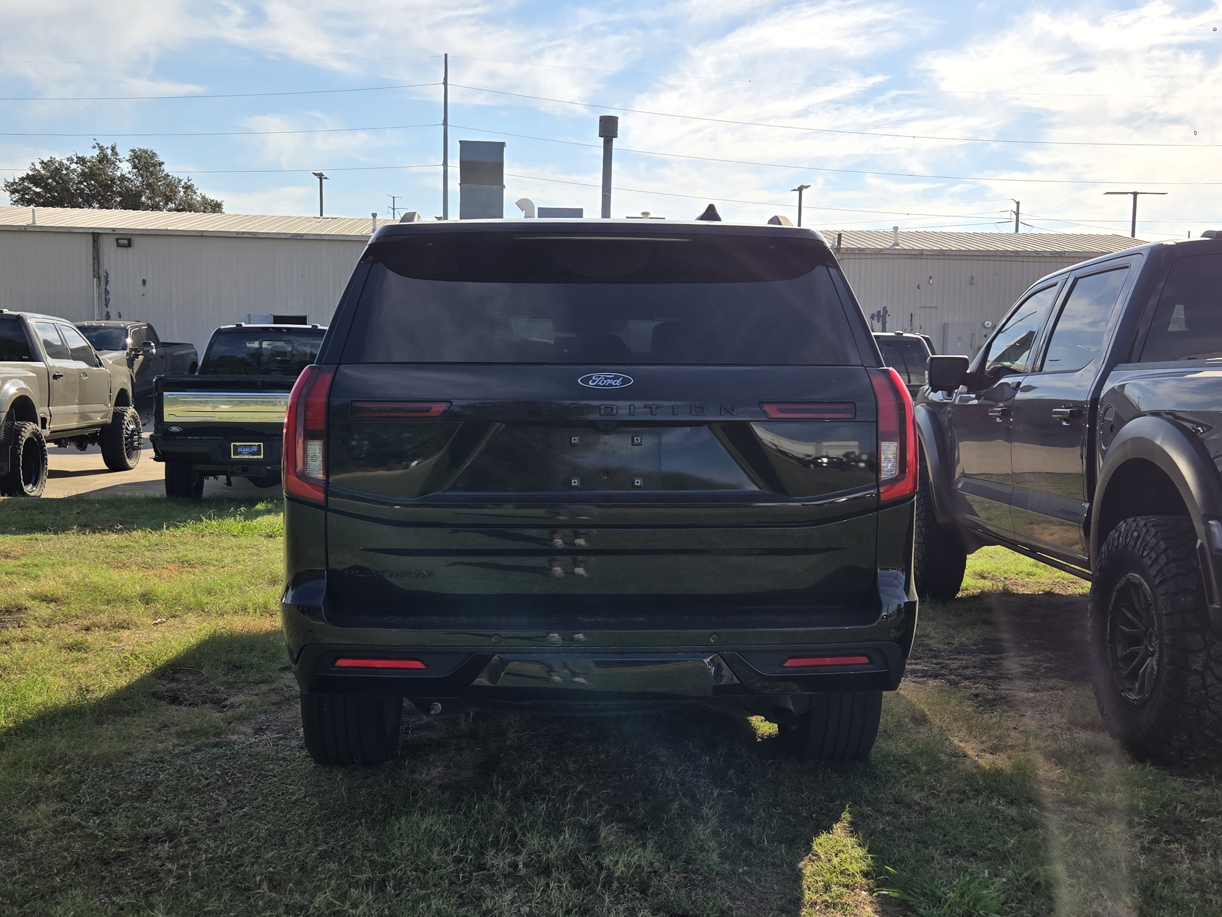 Used 2025 Ford Expedition Platinum w/ Stealth Appearance Package AWD/4WD image 5