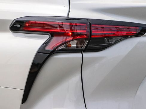 Used 2021 Toyota Sienna XLE w/ XLE Plus Package FWD image 11