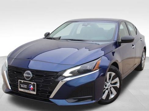 Used 2024 Nissan Altima 2.5 S image 1