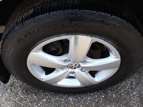 Used 2010 Volkswagen Routan SE FWD image 11