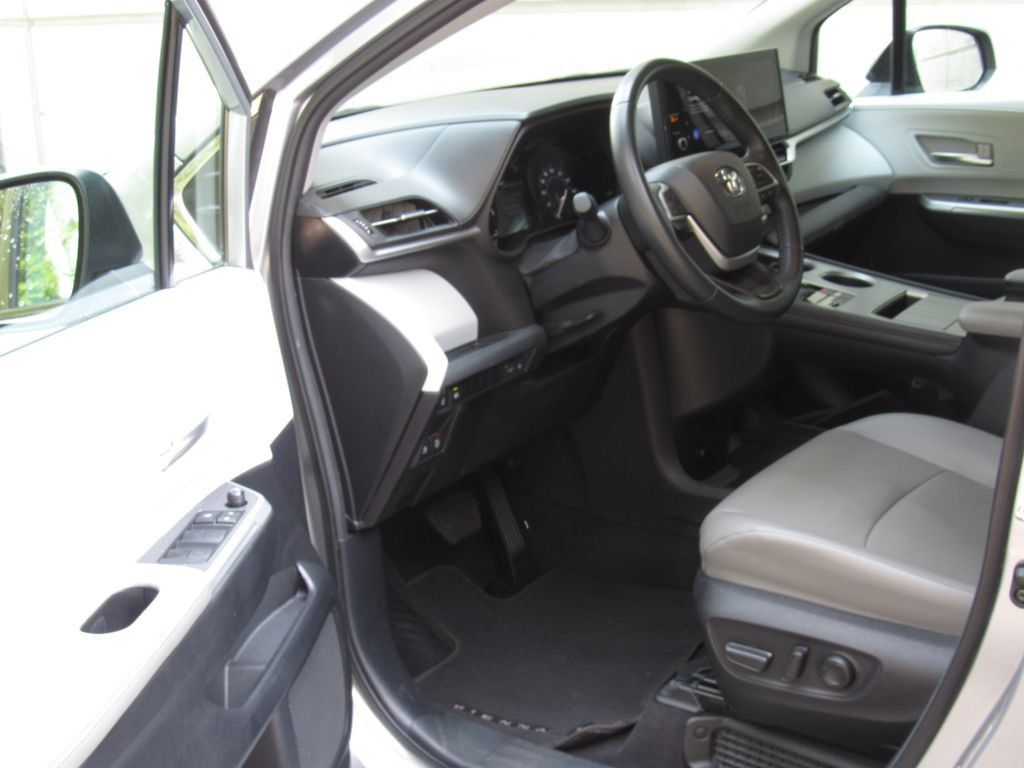 Certified 2025 Toyota Sienna XLE FWD image 10