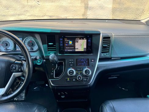 Used 2017 Toyota Sienna SE w/ SE Preferred Package FWD image 28