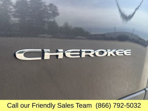 Used 2019 Jeep Cherokee Latitude Plus w/ Cold Weather Group AWD/4WD image 35