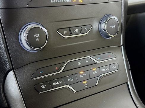 Used 2020 Ford Edge SE image 21