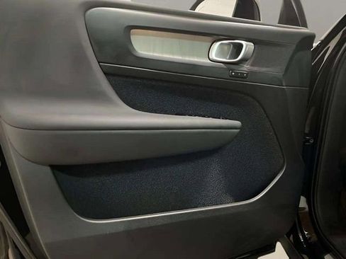 Used 2025 Volvo XC40 B5 Plus image 15