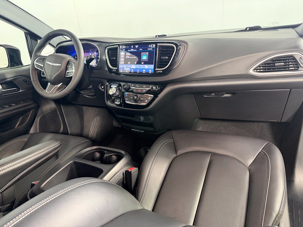 Certified 2026 Chrysler Pacifica Select FWD image 16